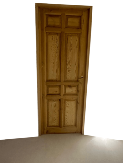 Puerta de madrea maciza acabado natural madera maciza con diseño de 8 paneles y acabado natural miel, resalta la veta de la madera para un look rustico y atemporal