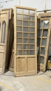 Puerta de madera desgastada con 24 paneles de vidrio texturizado Puerta con cristal