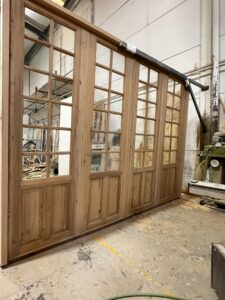 Conjunto de puertas interiores estilo francés con paneles vidrio y zócalo de madera Puertas de madera