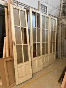Varias puertas de madera con vidrios repartidos Puertas acristaladas
